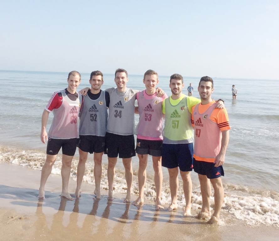 Árbitros valencianos de fútbol playa en la playa